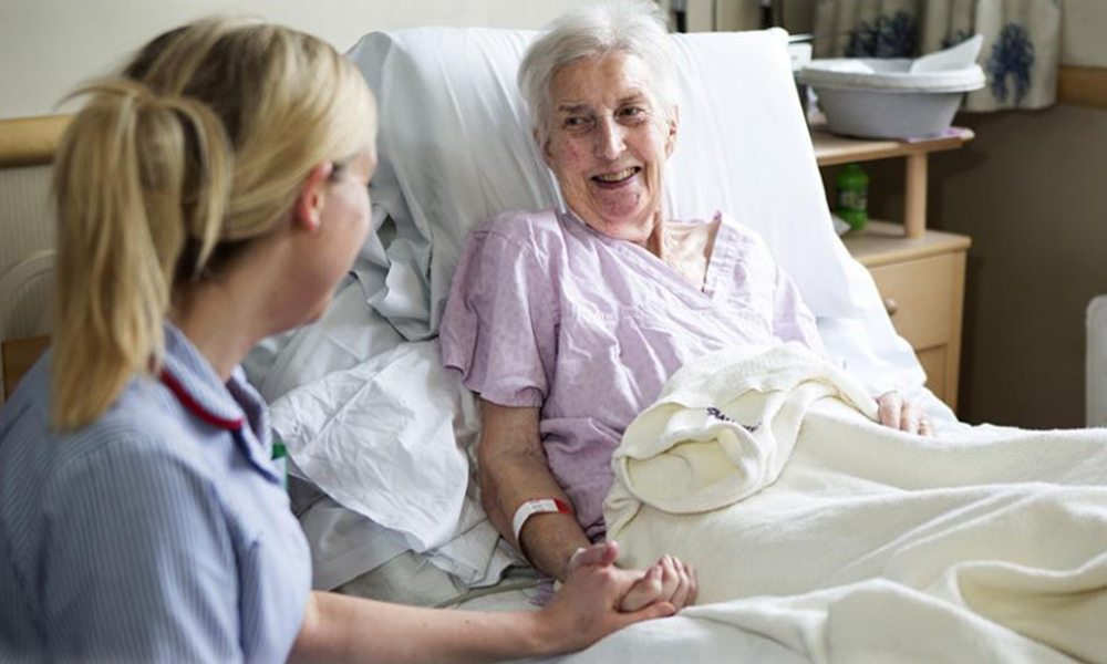 Помощь умирающему больному. Медсестра и пожилой человек. Пожилые люди в стационаре. Общение медсестры с пациентом.